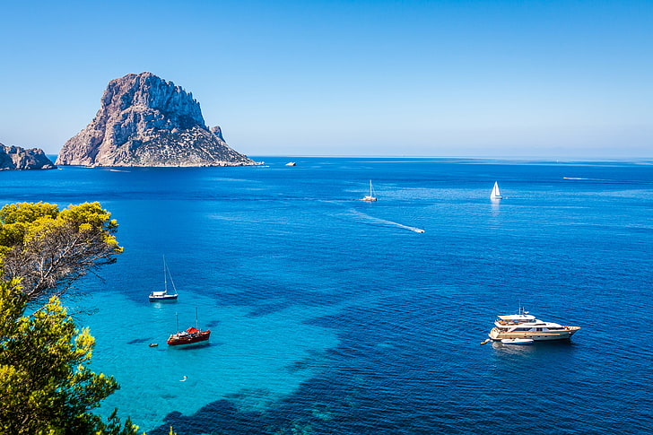 This image has an empty alt attribute; its file name is wallpaper-ibiza.jpg